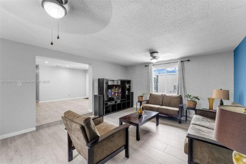 House in Miami, Florida 4 bedrooms, 174.84 sq.m. № 1932101 - photo 21