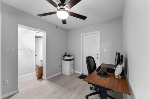 House in Miami, Florida 4 bedrooms, 174.84 sq.m. № 1932101 - photo 4