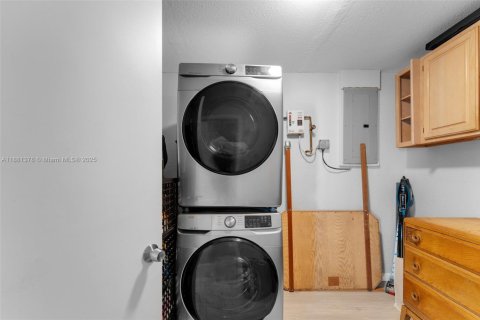House in Miami, Florida 4 bedrooms, 174.84 sq.m. № 1932101 - photo 30
