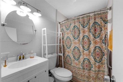 House in Miami, Florida 4 bedrooms, 174.84 sq.m. № 1932101 - photo 3