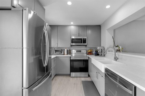 House in Miami, Florida 4 bedrooms, 174.84 sq.m. № 1932101 - photo 26