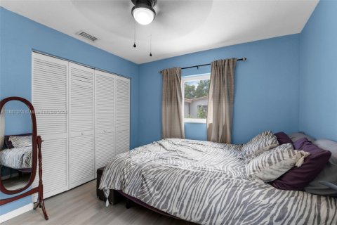 House in Miami, Florida 4 bedrooms, 174.84 sq.m. № 1932101 - photo 13