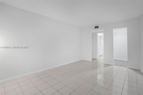 Condo in Lauderdale Lakes, Florida, 1 bedroom  № 1991194 - photo 11