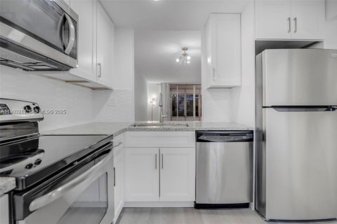 Condo in Lauderdale Lakes, Florida, 1 bedroom  № 1991194 - photo 8