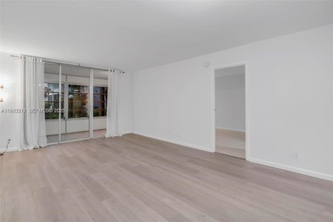 Condo in Lauderdale Lakes, Florida, 1 bedroom  № 1991194 - photo 15