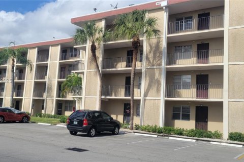 Condo in Lauderdale Lakes, Florida, 1 bedroom  № 1991194 - photo 1