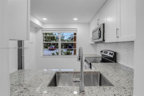 Condo in Lauderdale Lakes, Florida, 1 bedroom  № 1991194 - photo 7