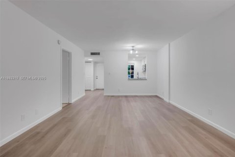 Condo in Lauderdale Lakes, Florida, 1 bedroom  № 1991194 - photo 14