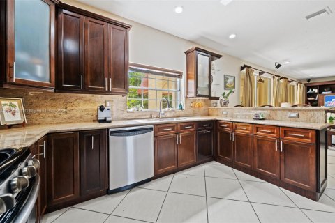 House in Doral, Florida 6 bedrooms, 307.04 sq.m. № 1990972 - photo 15