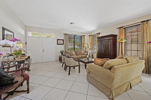 House in Doral, Florida 6 bedrooms, 307.04 sq.m. № 1990972 - photo 6
