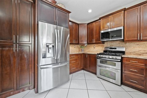 House in Doral, Florida 6 bedrooms, 307.04 sq.m. № 1990972 - photo 14