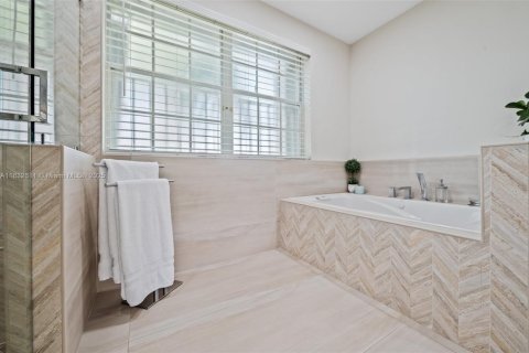 House in Doral, Florida 6 bedrooms, 307.04 sq.m. № 1990972 - photo 22