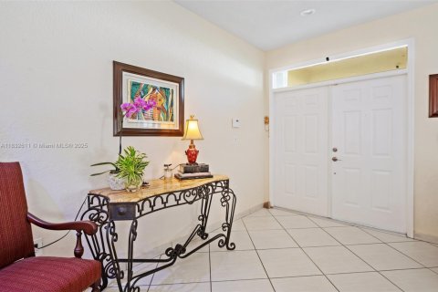 House in Doral, Florida 6 bedrooms, 307.04 sq.m. № 1990972 - photo 5
