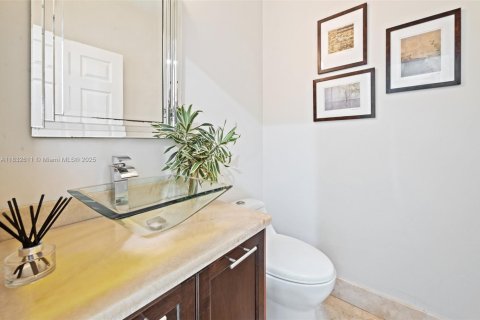 House in Doral, Florida 6 bedrooms, 307.04 sq.m. № 1990972 - photo 17