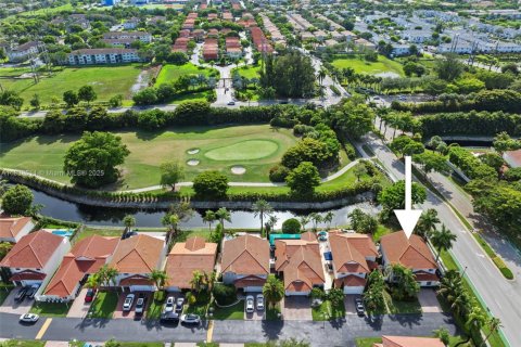 House in Doral, Florida 6 bedrooms, 307.04 sq.m. № 1990972 - photo 2