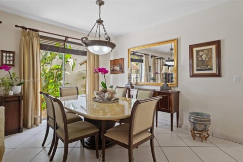 House in Doral, Florida 6 bedrooms, 307.04 sq.m. № 1990972 - photo 8