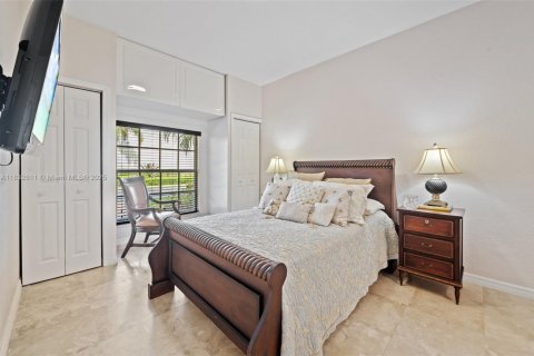 House in Doral, Florida 6 bedrooms, 307.04 sq.m. № 1990972 - photo 24