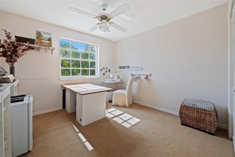 House in Doral, Florida 6 bedrooms, 307.04 sq.m. № 1990972 - photo 30