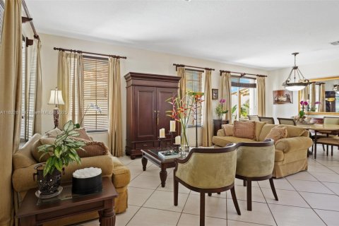 House in Doral, Florida 6 bedrooms, 307.04 sq.m. № 1990972 - photo 7