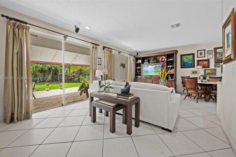House in Doral, Florida 6 bedrooms, 307.04 sq.m. № 1990972 - photo 9