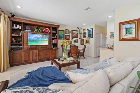 House in Doral, Florida 6 bedrooms, 307.04 sq.m. № 1990972 - photo 10