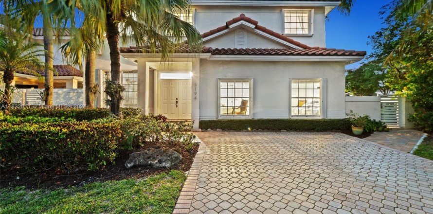 House in Doral, Florida 6 bedrooms, 307.04 sq.m. № 1990972