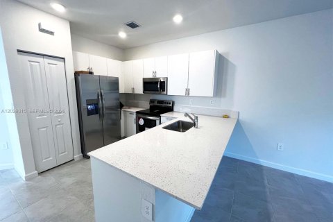 Adosado en alquiler en Miami, Florida, 3 dormitorios, 157.66 m2 № 2085983 - foto 6