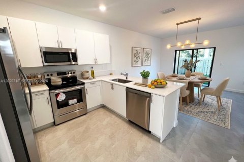 Adosado en alquiler en Miami, Florida, 3 dormitorios, 157.66 m2 № 2085983 - foto 2
