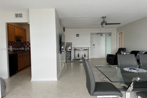 Condo in Sunny Isles Beach, Florida, 1 bedroom  № 1862525 - photo 9