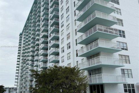 Condo in Sunny Isles Beach, Florida, 1 bedroom  № 1862525 - photo 17