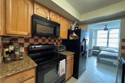 Condo in Sunny Isles Beach, Florida, 1 bedroom  № 1862525 - photo 16