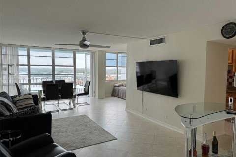 Condo in Sunny Isles Beach, Florida, 1 bedroom  № 1862525 - photo 6