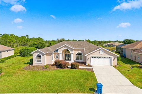 House in Weeki Wachee, Florida 3 bedrooms, 245.63 sq.m. № 2393677 - photo 2