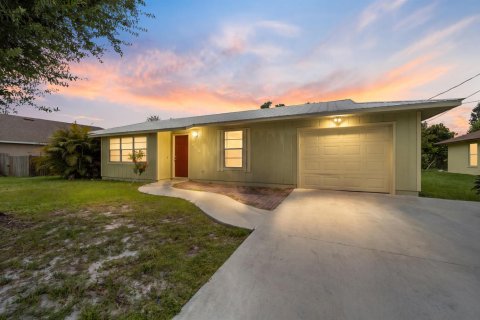 House in Port St. Lucie, Florida 3 bedrooms, 126.16 sq.m. № 2259960