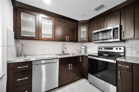 House in Miami, Florida 3 bedrooms, 130.43 sq.m. № 2041759 - photo 10