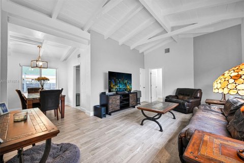 House in Miami, Florida 3 bedrooms, 130.43 sq.m. № 2041759 - photo 6