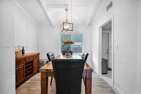 House in Miami, Florida 3 bedrooms, 130.43 sq.m. № 2041759 - photo 8