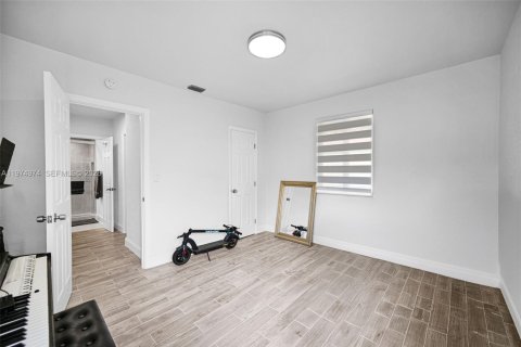 House in Miami, Florida 3 bedrooms, 130.43 sq.m. № 2041759 - photo 25