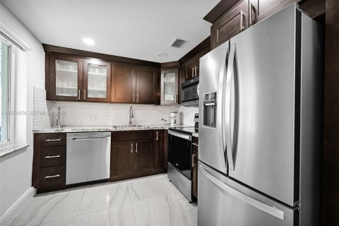 House in Miami, Florida 3 bedrooms, 130.43 sq.m. № 2041759 - photo 9