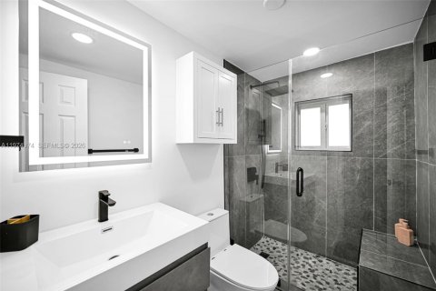 House in Miami, Florida 3 bedrooms, 130.43 sq.m. № 2041759 - photo 21