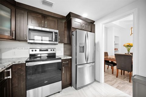 House in Miami, Florida 3 bedrooms, 130.43 sq.m. № 2041759 - photo 12