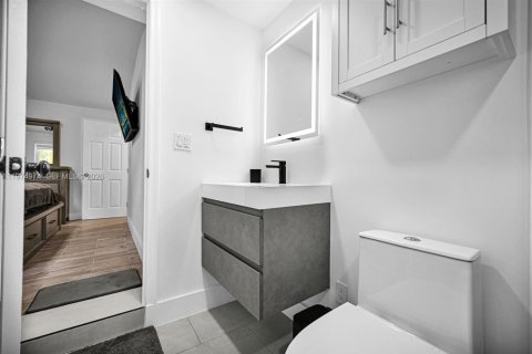 House in Miami, Florida 3 bedrooms, 130.43 sq.m. № 2041759 - photo 23