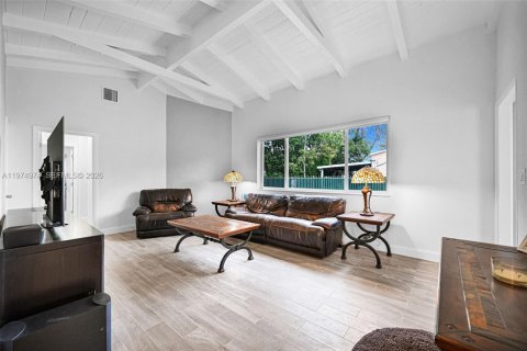 House in Miami, Florida 3 bedrooms, 130.43 sq.m. № 2041759 - photo 3