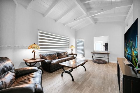 House in Miami, Florida 3 bedrooms, 130.43 sq.m. № 2041759 - photo 29