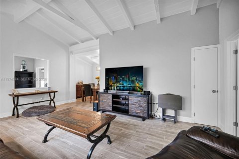 House in Miami, Florida 3 bedrooms, 130.43 sq.m. № 2041759 - photo 5