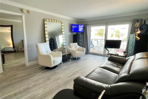 Condo in Hollywood, Florida, 1 bedroom  № 2075296 - photo 15