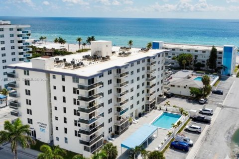 Condo in Hollywood, Florida, 1 bedroom № 2075296