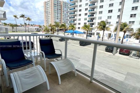 Condo in Hollywood, Florida, 1 bedroom  № 2075296 - photo 6
