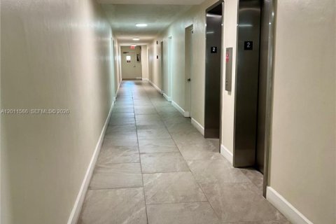 Condo in Hollywood, Florida, 1 bedroom  № 2075296 - photo 23