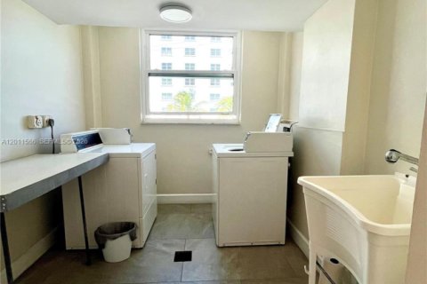 Condo in Hollywood, Florida, 1 bedroom  № 2075296 - photo 26